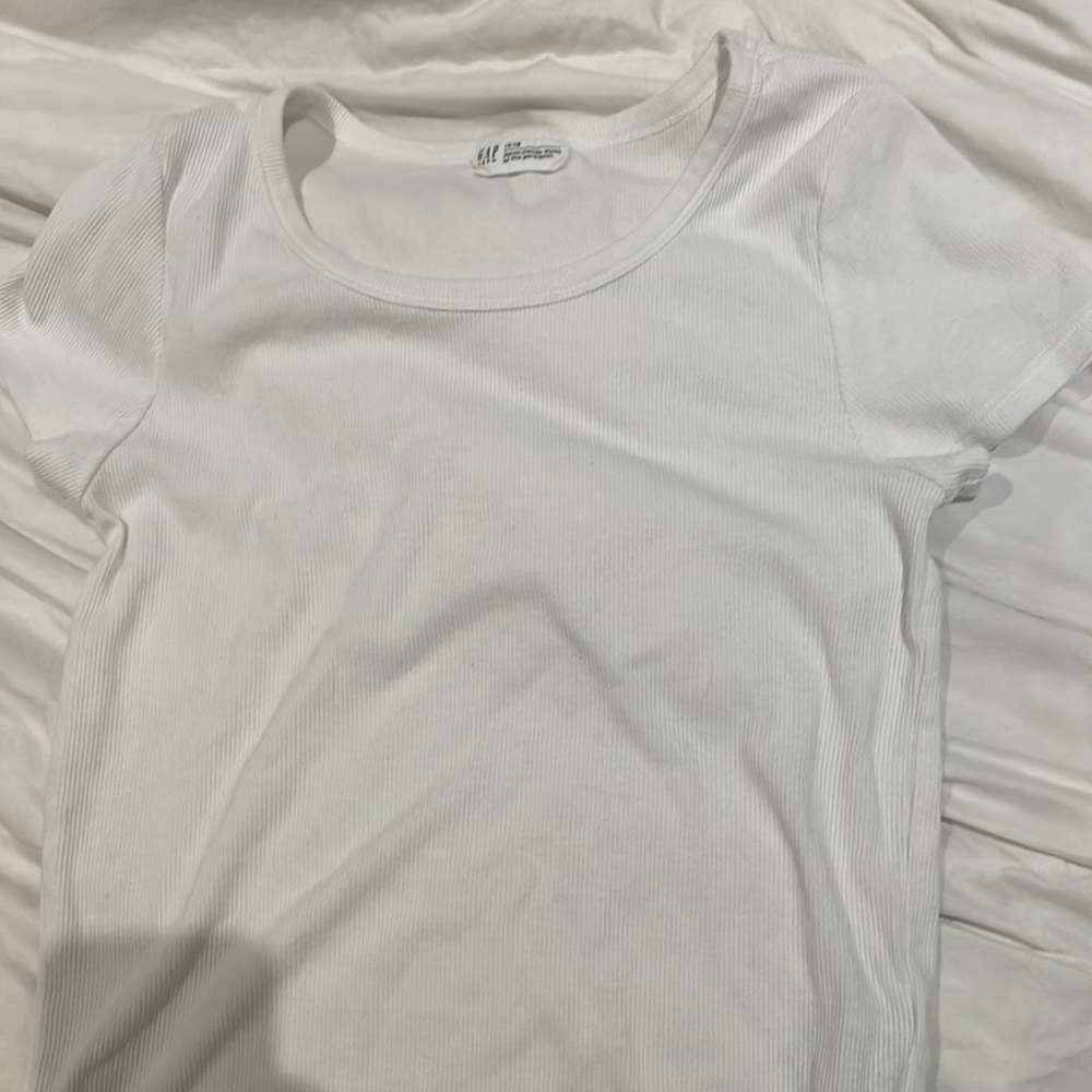 white gap ribbed shirt